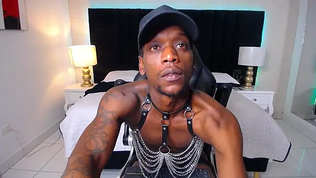 Snapshot of SkylerBigxxx chatting on June 2026 02:23:01 AM SkylerBigxxx online show from June 2026 02:23:01 AM