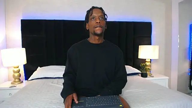 Snapshot of SkylerBigxxx chatting on June 2026 09:14:01 AM SkylerBigxxx online show from June 2026 09:14:01 AM