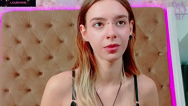 CoraVex online show from November 2025 05:17:01 AM