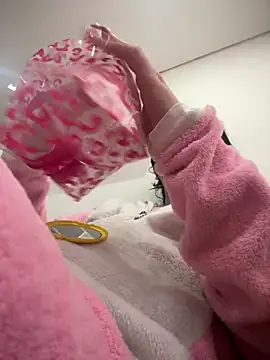 Snapshot of Daphnee-x chatting on February 2026 12:37:01 PM Daphnee-x online show from February 2026 12:37:01 PM