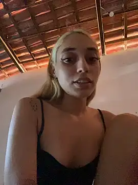 loirinhaaa online show from April 2026 07:06:01 PM