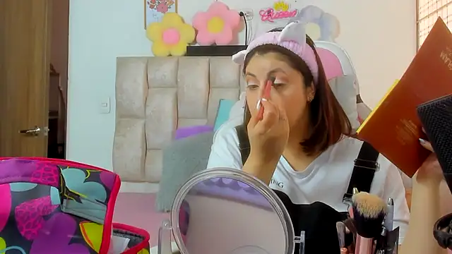 queenalexxa111 online show from December 2025 05:41:01 PM