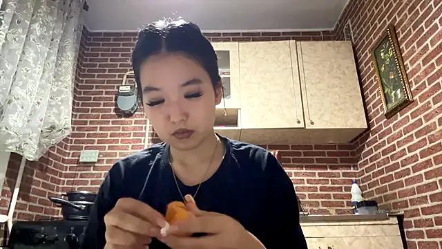 Snapshot of EmmaLeexth chatting on November 2025 12:59:02 PM EmmaLeexth online show from November 2025 12:59:02 PM