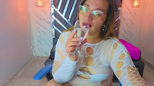 Snapshot of MaylinRosse_ chatting on June 2026 06:45:02 PM MaylinRosse online show from June 2026 06:45:02 PM