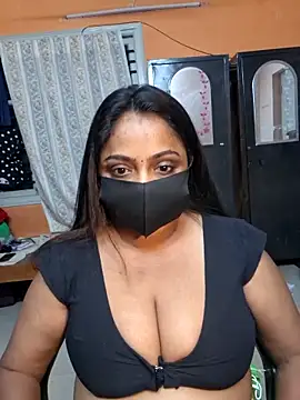 Snapshot of queendivya chatting on May 2026 06:03:01 PM queendivya online show from May 2026 06:03:01 PM