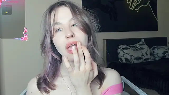 Snapshot of MaliaBourraine chatting on June 2026 08:07:01 AM MaliaBourraine online show from June 2026 08:07:01 AM