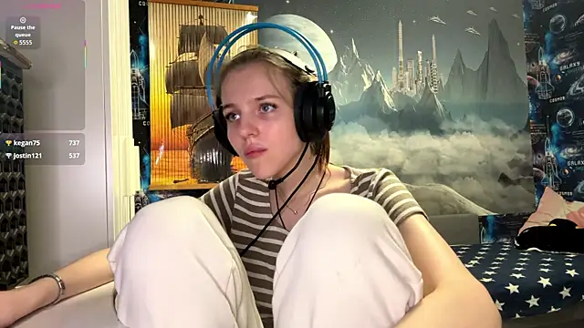 Elira Breeze online show from November 2025 01:24:02 PM