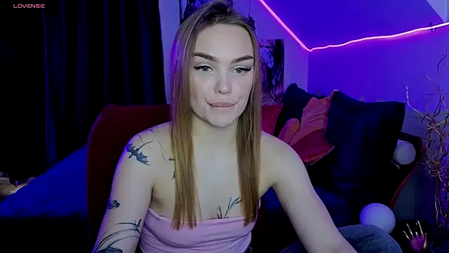 KitsyMoore online show from November 2025 01:21:02 PM