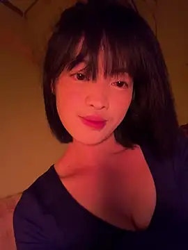 Snapshot of Tramy_xx chatting on February 2026 01:49:01 PM Tramy xx online show from February 2026 01:49:01 PM