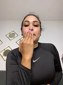 Snapshot of FOX_LATINA chatting on June 2026 02:01:01 AM FOX LATINA online show from June 2026 02:01:01 AM
