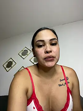 Snapshot of FOX_LATINA chatting on June 2026 04:07:02 AM FOX LATINA online show from June 2026 04:07:02 AM