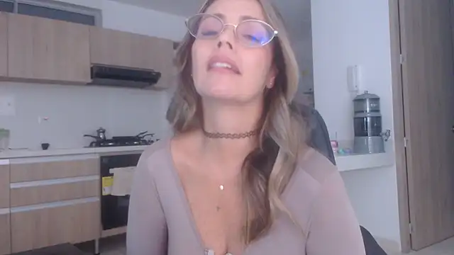 LovePaula online show from November 2025 12:20:01 PM