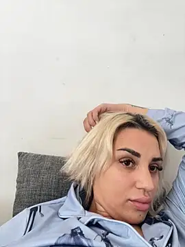 Giullyaxx online show from October 2025 10:29:01 AM