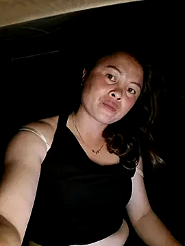 xuxulovezz online show from April 2026 01:00:02 PM