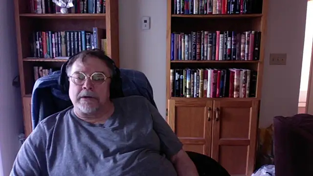 Vinyl22xh online show from April 2026 07:29:01 PM