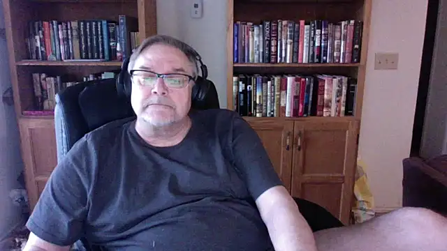 Snapshot of Vinyl22@xh chatting on April 2026 11:28:01 PM Vinyl22xh online show from April 2026 11:28:01 PM