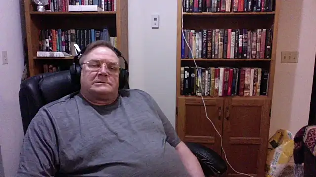 Snapshot of Vinyl22@xh chatting on June 2026 02:05:01 AM Vinyl22xh online show from June 2026 02:05:01 AM