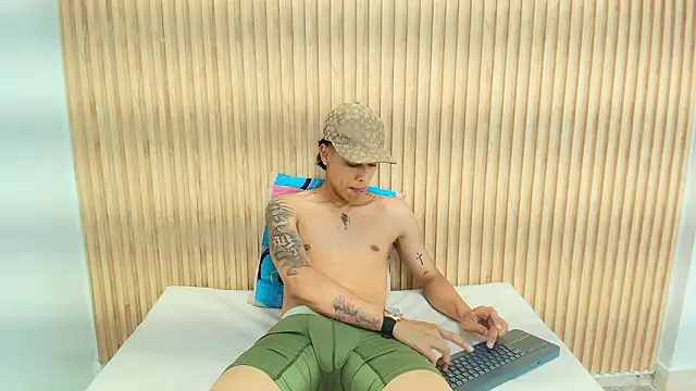 Frayhot777 online show from February 2026 07:52:01 PM