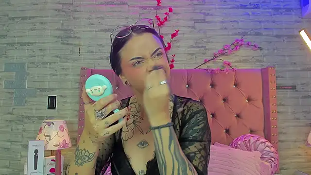 NaiaWhisper online show from November 2025 02:22:01 PM