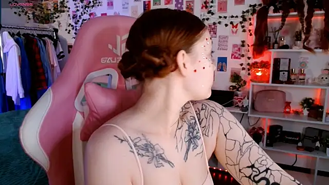 Ayla Hicks online show from November 2025 07:02:02 PM