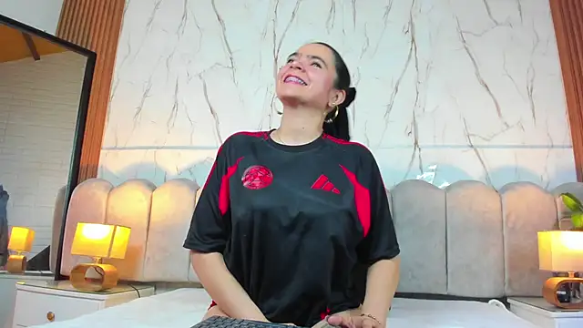 Samantha Fiire online show from April 2026 12:57:01 PM