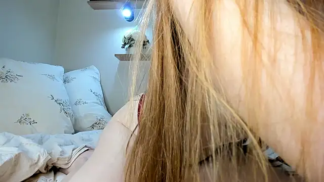 Snapshot of Red_FoxGirl chatting on April 2026 06:10:01 PM Red FoxGirl online show from April 2026 06:10:01 PM