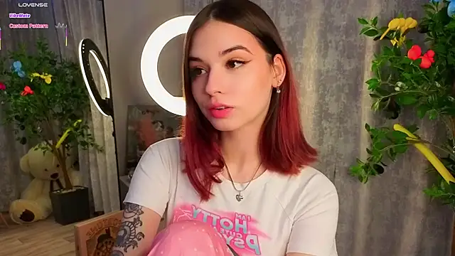 Snapshot of LunaraRada chatting on February 2026 06:00:02 PM LunaraRada online show from February 2026 06:00:02 PM