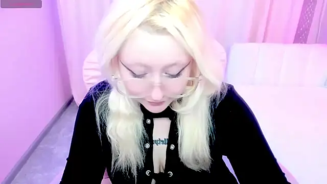 JuliaSharkk online show from October 2025 07:30:02 PM