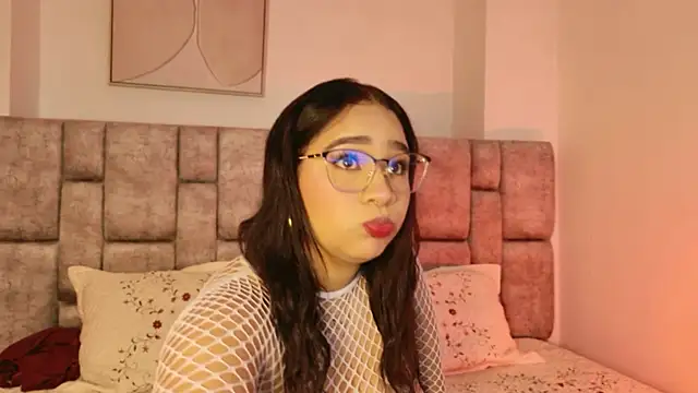 LiaraBloom online show from October 2025 01:01:01 PM