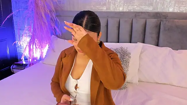 Snapshot of EmmaBlossom chatting on November 2025 07:02:01 PM EmmaBlossom online show from November 2025 07:02:01 PM