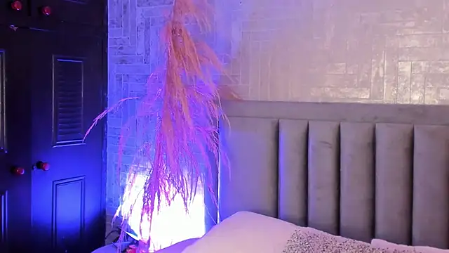 Snapshot of EmmaBlossom chatting on November 2025 07:27:01 PM EmmaBlossom online show from November 2025 07:27:01 PM