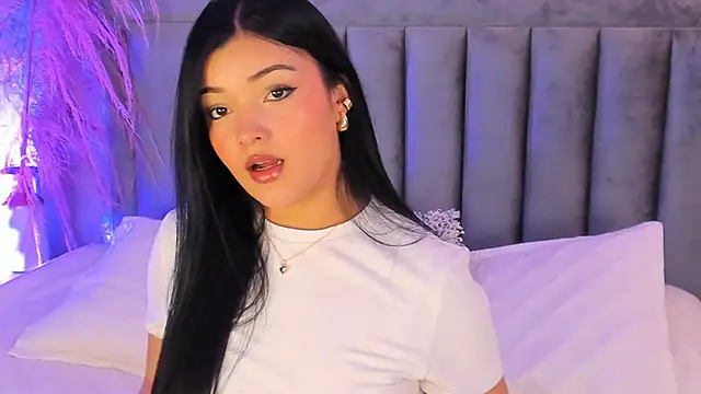 Snapshot of EmmaBlossom chatting on November 2025 07:27:01 PM EmmaBlossom online show from November 2025 07:27:01 PM