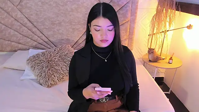 Snapshot of EmmaBlossom chatting on December 2025 12:43:01 PM EmmaBlossom online show from December 2025 12:43:01 PM