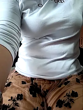 Snapshot of TiffinyLaz chatting on November 2025 02:54:01 AM TiffinyLaz online show from November 2025 02:54:01 AM