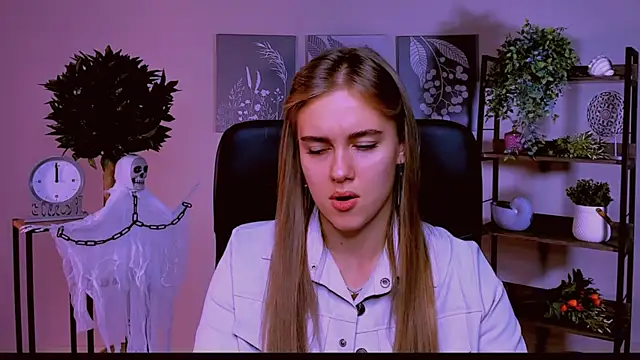 JuneWoods online show from October 2025 06:35:02 AM