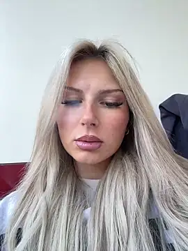 Snapshot of blondeeee chatting on April 2026 04:45:02 PM blondeeee online show from April 2026 04:45:02 PM