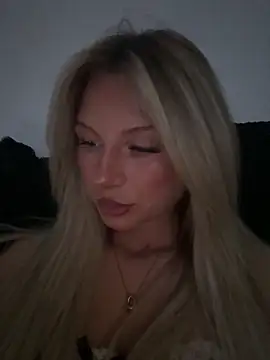 Snapshot of blondeeee chatting on May 2026 04:12:01 PM blondeeee online show from May 2026 04:12:01 PM