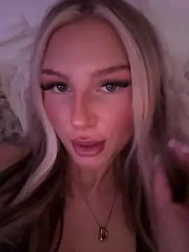 Snapshot of blondeeee chatting on May 2026 03:51:02 PM blondeeee online show from May 2026 03:51:02 PM