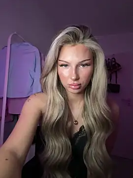 Snapshot of blondeeee chatting on June 2026 03:55:02 PM blondeeee online show from June 2026 03:55:02 PM