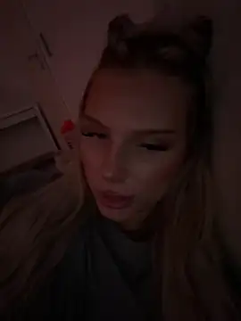 Snapshot of blondeeee chatting on July 2026 06:14:02 PM blondeeee online show from July 2026 06:14:02 PM