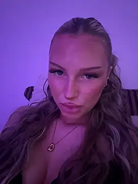 Snapshot of blondeeee chatting on July 2026 04:24:01 PM blondeeee online show from July 2026 04:24:01 PM
