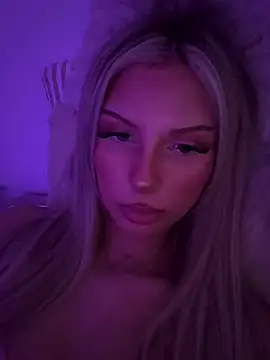 Snapshot of blondeeee chatting on July 2026 03:47:01 PM blondeeee online show from July 2026 03:47:01 PM
