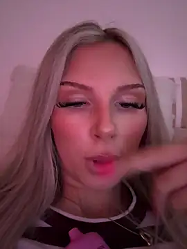 Snapshot of blondeeee chatting on July 2026 03:25:02 PM blondeeee online show from July 2026 03:25:02 PM