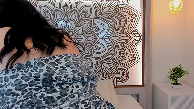 Daphne Nicolle online show from October 2025 12:41:01 AM
