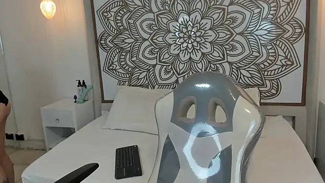 Daphne Nicolle online show from October 2025 01:19:01 PM
