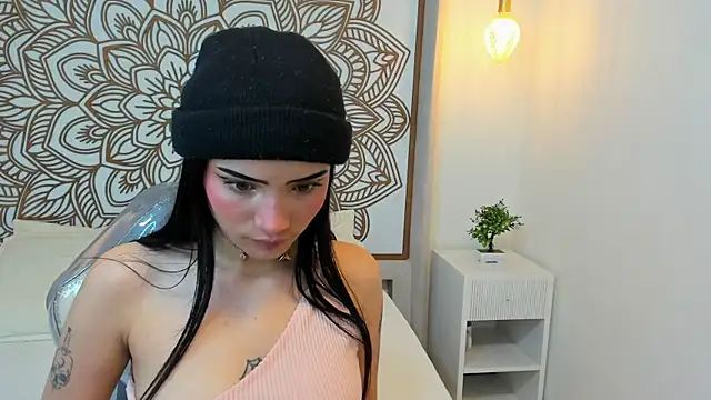 Daphne Nicolle online show from October 2025 08:52:01 PM