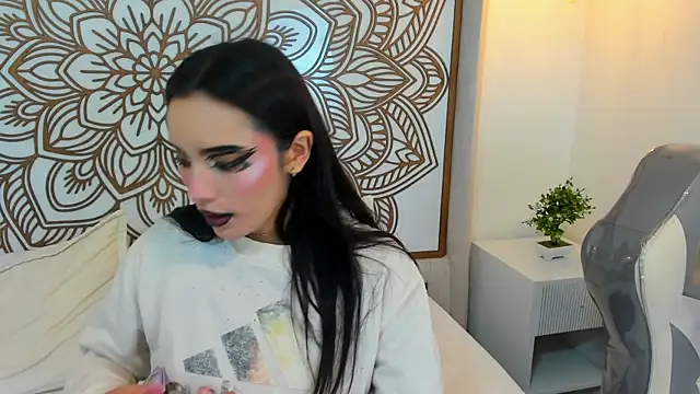 Daphne Nicolle online show from October 2025 02:18:02 PM