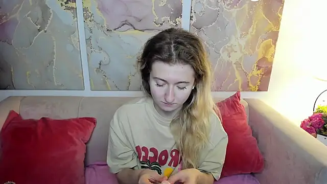 Snapshot of CamillaDreamer chatting on June 2026 07:28:01 PM CamillaDreamer online show from June 2026 07:28:01 PM