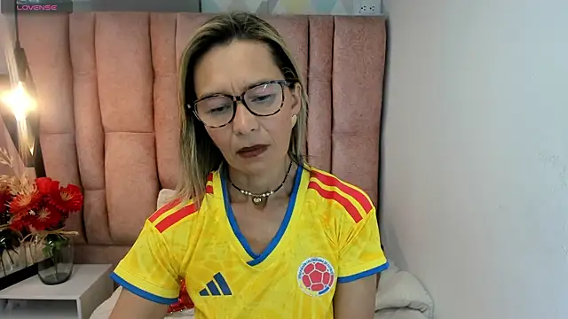 Snapshot of Issa_Milf__ chatting on July 2026 03:29:01 PM Issa Milf online show from July 2026 03:29:01 PM