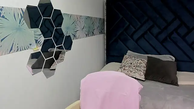 Valery More   online show from October 2025 12:17:02 PM